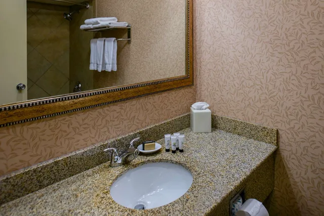 Renaissance, Suite، Red Lion Hotel Kennewick Columbia Center 1/2
