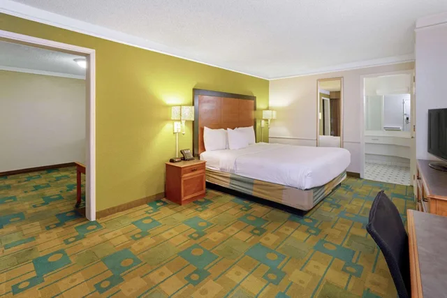 جناح بسرير كينج، Travelodge by Wyndham Phoenix North 1/2