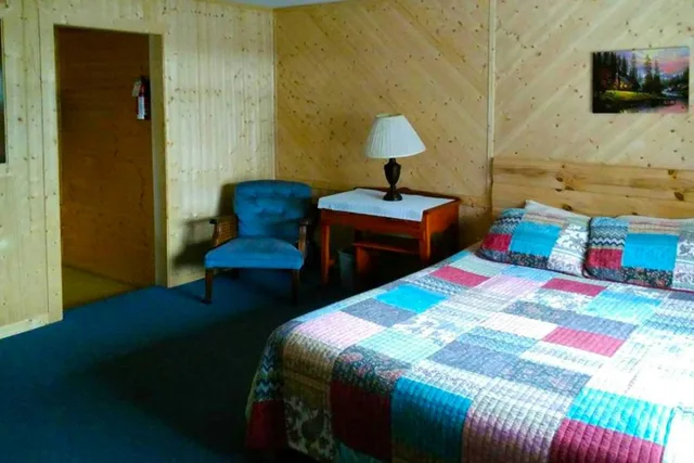 غرفة بسرير كينج بإطلالة على النهر، Lloyd's On The River Country Inn By OYO 2/3