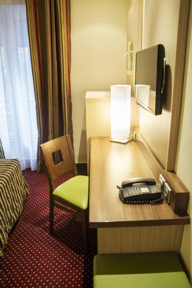 غرفة تنفيذية بسريرين منفصلين، HOTEL TERMINUS MONTPARNASSE 9/10