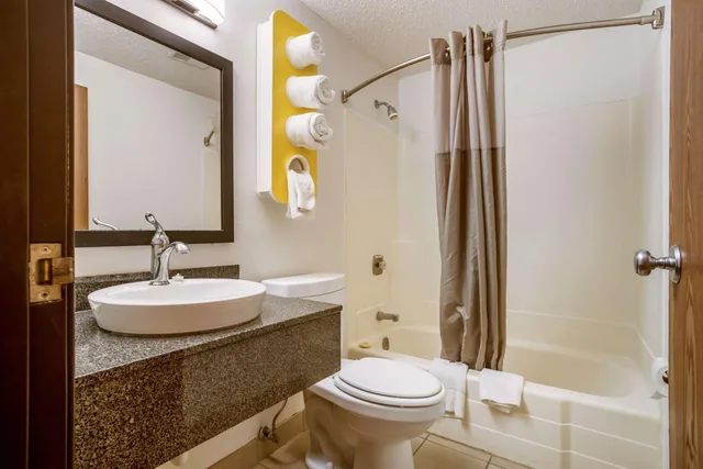 Deluxe, Quadruple, 2 Double Beds, Motel6 Albert Lea, MN 5/5