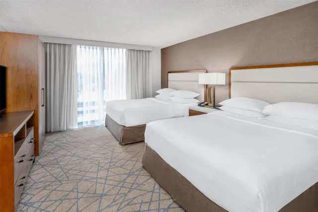 جناح بسريرين كوين بغرفتين مع أريكة، Embassy Suite Hotel Colorado Springs 2/4