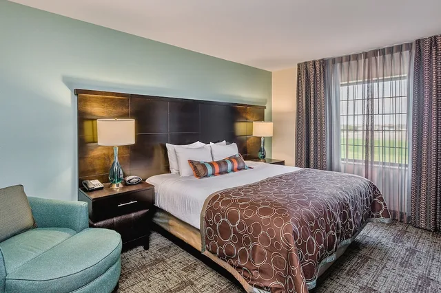جناح استوديو بسرير كوين بمطبخ لذوي الإعاقة، Staybridge Suites Bismarck 1/5
