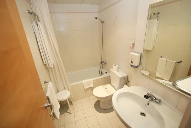 Interior, Double Bed, No Window، HOTEL PYRENEES 3/3