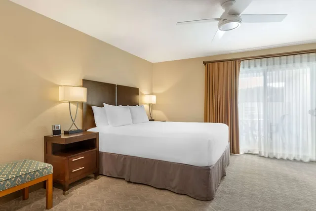 غرفة قياسية بسرير كينج بشرفة، Best Western Plus Monterey Inn 1/3