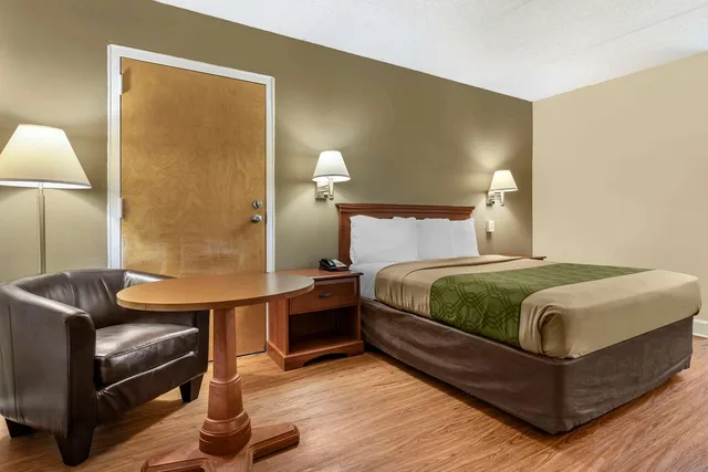 غرفة بسرير كوين، Econo Lodge Inn & Suites Lugoff - Sc 2/5