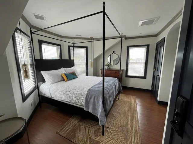 Deluxe, Queen Bed, Hotel Ginger 6/10