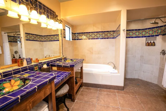 جناح بسرير كينج لذوي الإعاقة، Hacienda Del Sol Ranch Resort 2/3