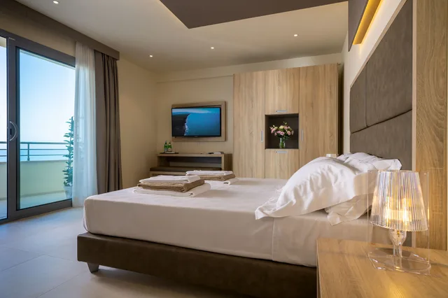 Deluxe, Double Bed, Sea Front، Palace Lido Hotel and Suites 2/5