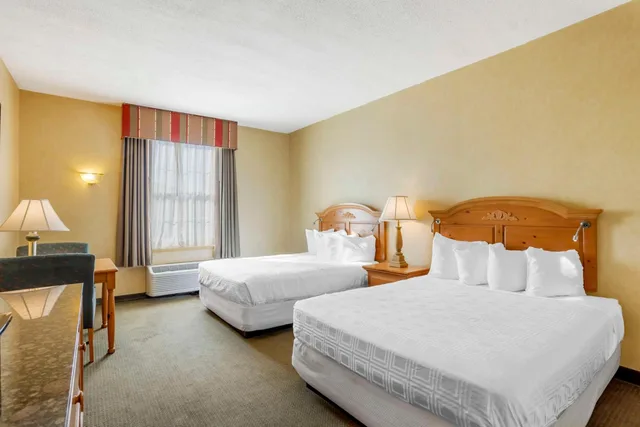 غرفة بسريرين كوين بحوض استحمام لذوي الإعاقة، Best Western Plus Revere Inn & Suites 2/5