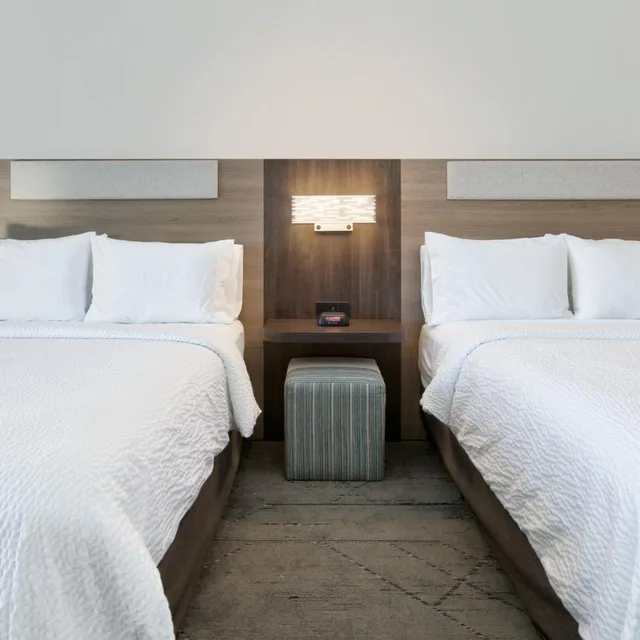 غرفة قياسية بسريرين كوين بحوض استحمام لذوي الإعاقة، Holiday Inn Express Amp Suites North Dallas At Preston 3/4