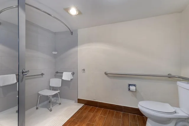 غرفة قياسية بسرير كوين يُسمح فيها بالحيوانات الأليفة لذوي الإعاقة، Best Western Salisbury Plaza 3/3