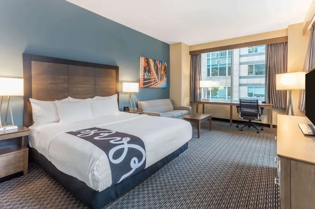 جناح بسرير كينج وسرير كوين بغرفة نوم واحدة مع سرير سحّاب إضافي، La Quinta Inn Suites By Wyndham Chicago Downtown 2/10