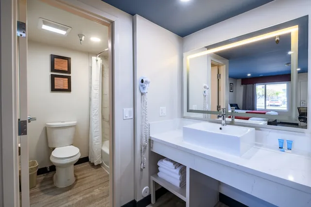 Standard, Single, 2 Double Beds، Hyland Inn near Pasadena Civic Center 4/5