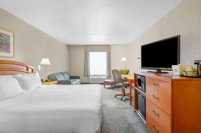 غرفة بسرير كوين مع أريكة لذوي الإعاقة، Days Inn Red Deer 1/5