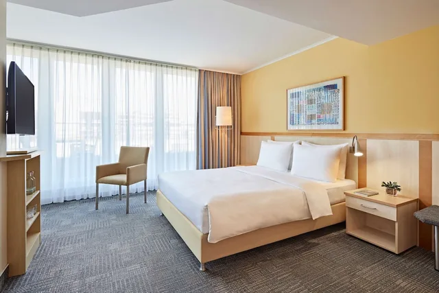 غرفة ديلوكس بسرير كوين بشرفة، Lindner Hotel Cologne Am Dom, part of JdV by Hyatt 2/4