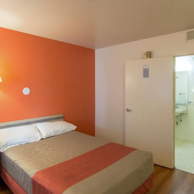 1 Full Bed - ADA/RI Shower، Motel6 Redding, CA - North 2/10