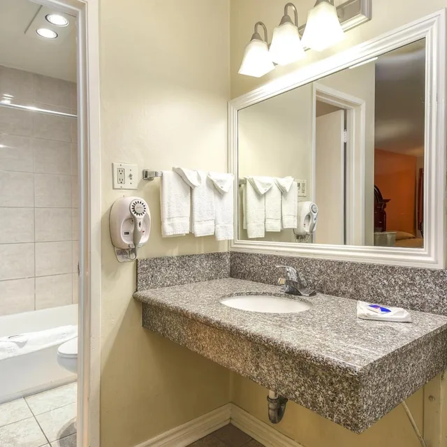 غرفة بسريرين كوين لذوي الإعاقة، Motel6 Claremont, CA 6/8