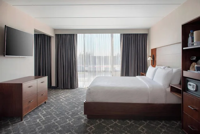 جناح جونيور بسرير كينج بغرفة نوم واحدة مع أريكة، Four Points by Sheraton Philadelphia Northeast 1/3