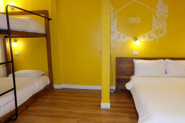 غرفة قياسية بسرير مزدوج وسرير بطابقين، Siri Poshtel Bangkok 3/5