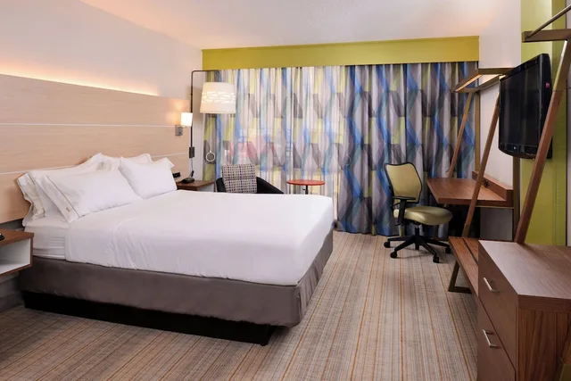 غرفة قياسية بسرير كوين لذوي الإعاقة، Holiday Inn Express Springfield 4/8