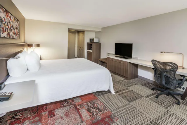 غرفة بسرير مزدوج، Hilton Garden Inn Syracuse 2/2