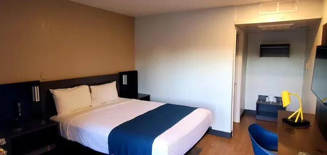 غرفة بسرير كوين، Motel6 Palmdale, CA 5/10