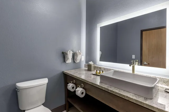 غرفة بسرير كينج مع أريكة، Best Western Plus Las Vegas West 5/5