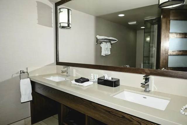 جناح بسرير كينج بحوض جاكوزي، Quality Hotel & Conference Centre Peace River 3/8