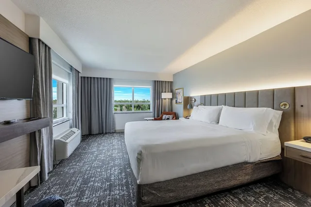 غرفة بريميوم بسرير كينج، Crowne Plaza Ft. Myers Gulf Coast, An Ihg Hotel 1/5