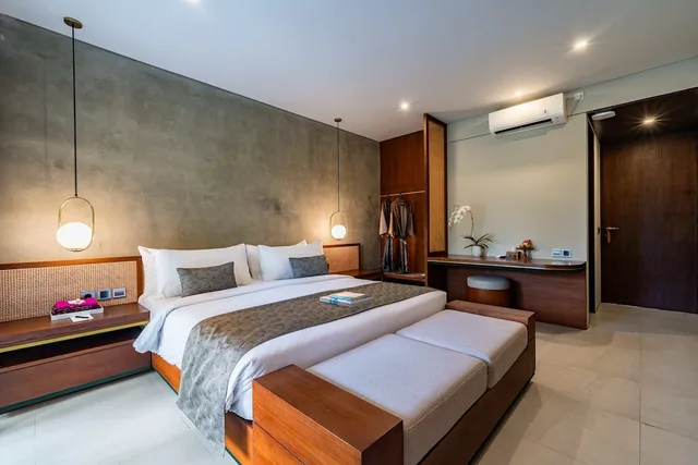 غرفة ديلوكس بسرير كينج بإطلالة على المسبح بشرفة، JAPA Suites and Villas 2/3