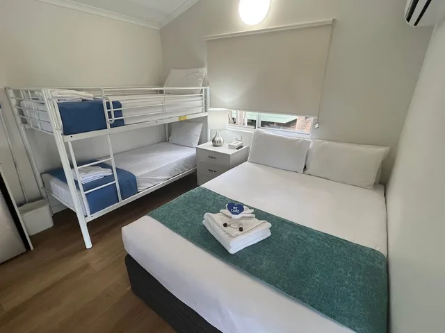 كابينة بسرير مزدوج وسرير بطابقين، DARWIN FREESPIRIT RESORT 1/2