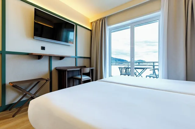 غرفة سوبيريور بسريرين منفصلين بإطلالة على البحر بشرفة، Petit Palace Tamarises 3/10