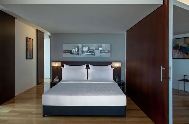 جناح تنفيذي بسرير كينج وسريرين منفصلين بغرفتي نوم، Hilton Beirut Downtown 1/3