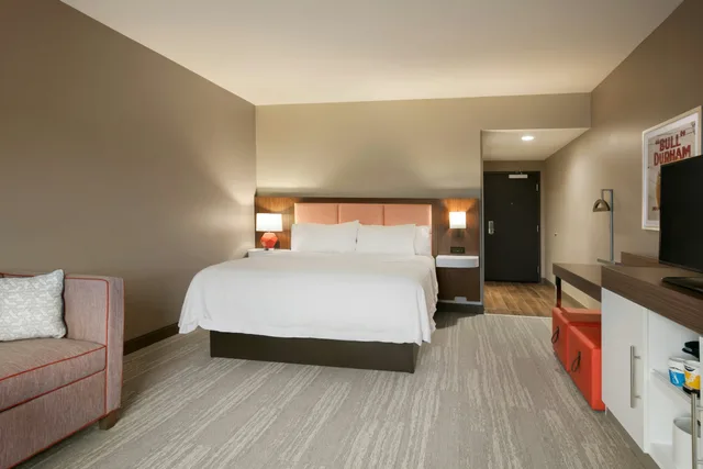 غرفة بسرير كينج مع أريكة، Hampton Inn Kernersville 1/8