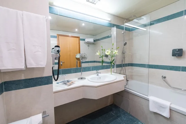 غرفة بثلاثة أسرّة مع سرير إضافي، SANA METROPOLITAN HOTEL 4/4