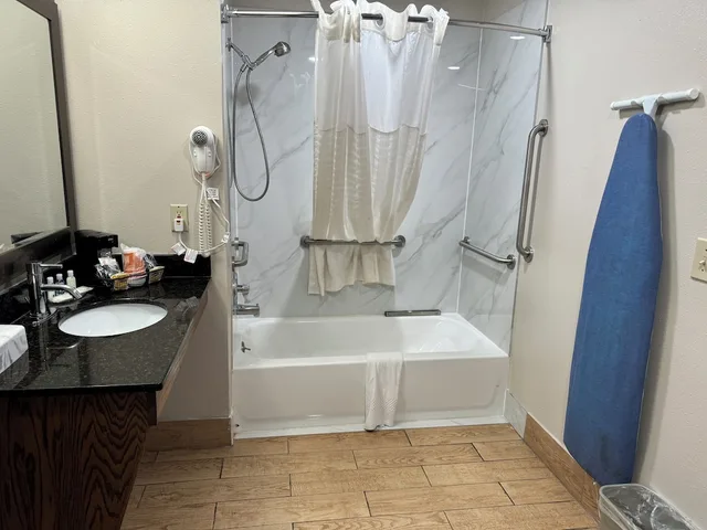 غرفة بسرير كينج لذوي الإعاقة، Quality Inn Lagrange East I-85 4/4