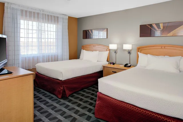 جناح بسرير كوين بغرفة نوم واحدة مع أريكة، TownePlace Suites by Marriott Wichita East 1/6
