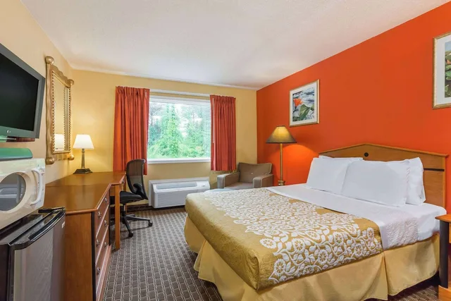 Room, King Bed, Accessible, Days Inn by Wyndham Chincoteague Island 1/1