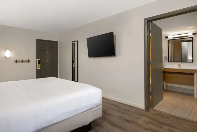 غرفة بسرير كينج بحوض استحمام لذوي الإعاقة، Spark by Hilton Rock Springs 3/5