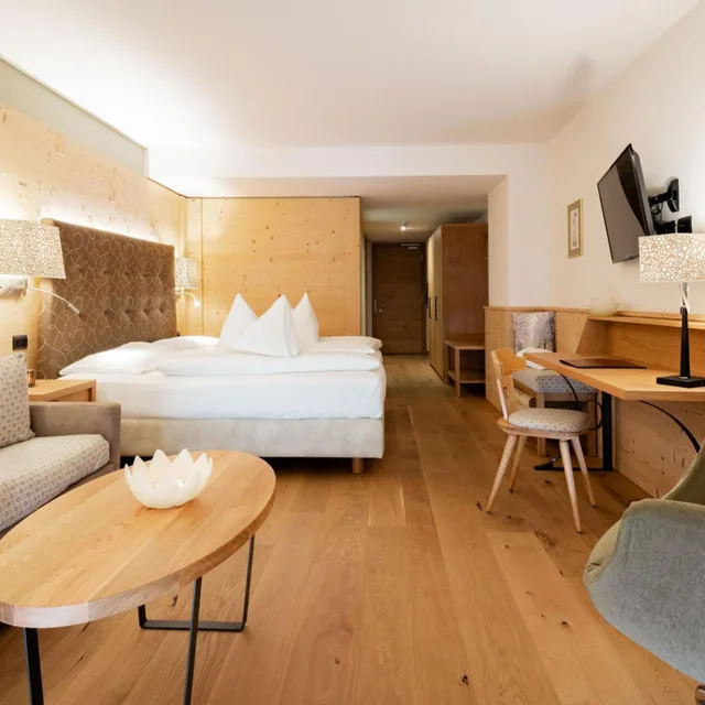 جناح جونيور، Hotel Cesa Tyrol 8/10