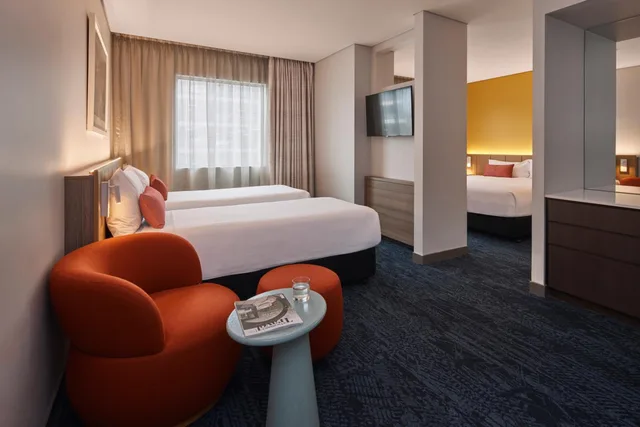 جناح عائلي سوبيريور بسرير كوين وسريرين منفصلين، Rydges Sydney Airport Hotel 2/3