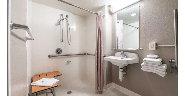 غرفة بسرير كينج لذوي الإعاقة، Motel6 Branford, CT - New Haven 8/8