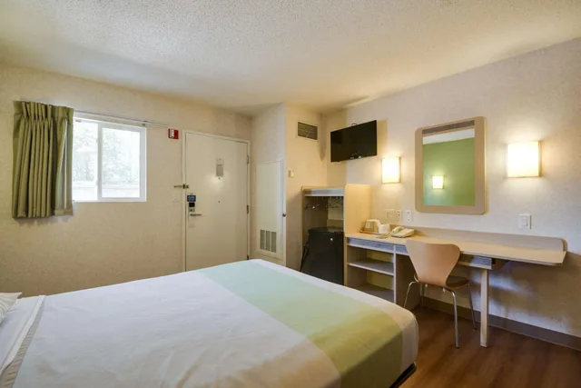 غرفة بسرير كوين للمدخنين، Motel6 Statesville, NC 2/10