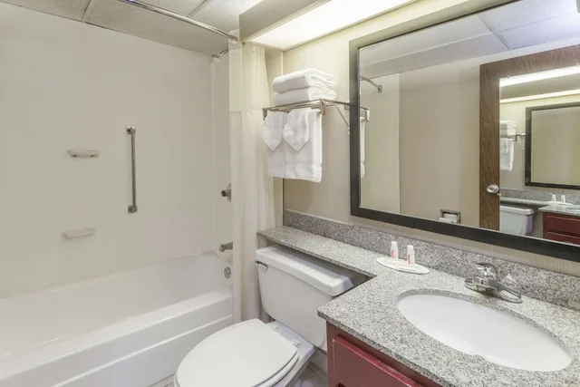 غرفة بسرير كوين يُسمح فيها بالحيوانات الأليفة، Baymont By Wyndham Michigan City 2/2
