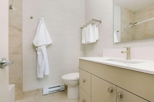 غرفة قياسية بسرير كينج، Balcomo, a Ramada by Wyndham 1/2