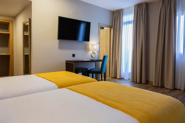 غرفة مفردة بسريرين منفصلين، Hotel Zentral Mayoral Toledo 1/2