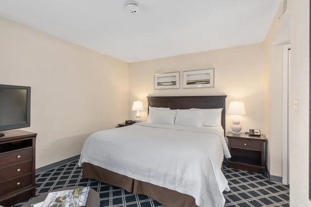 جناح استوديو فاخر بسرير كينج، Residences at Daniel Webster 1/2