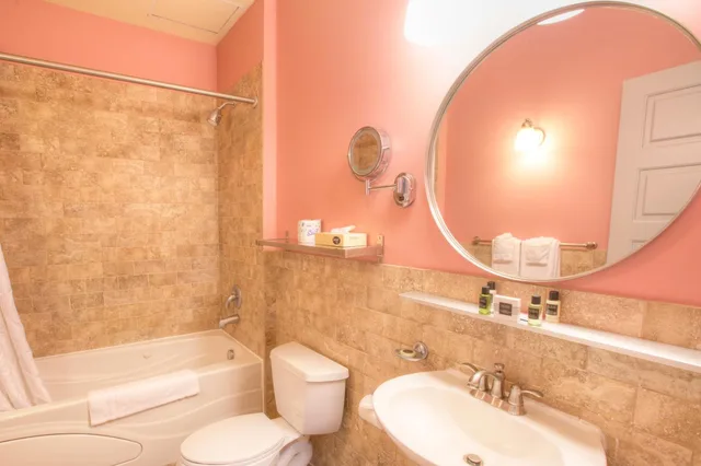 جناح بسرير كينج مع أريكة، Montvale Hotel 7/7