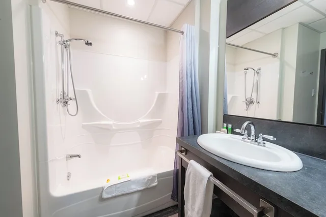 غرفة كومفورت بسرير كوين، Grand Times Hotel 2/3